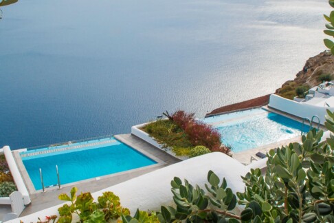 Grand exterior pools