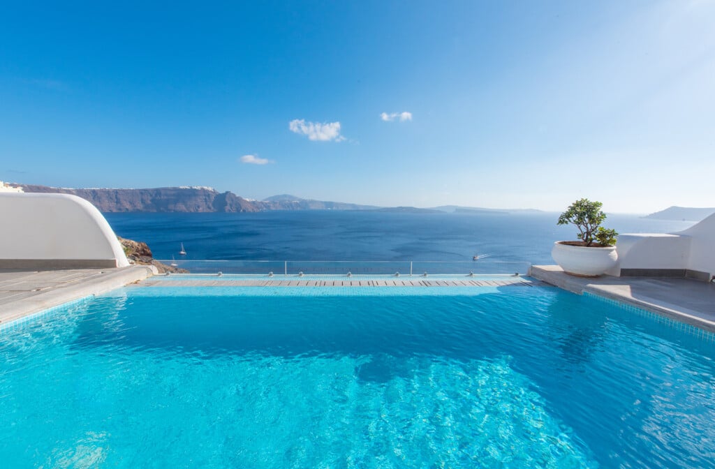honeymoon suites in santorini