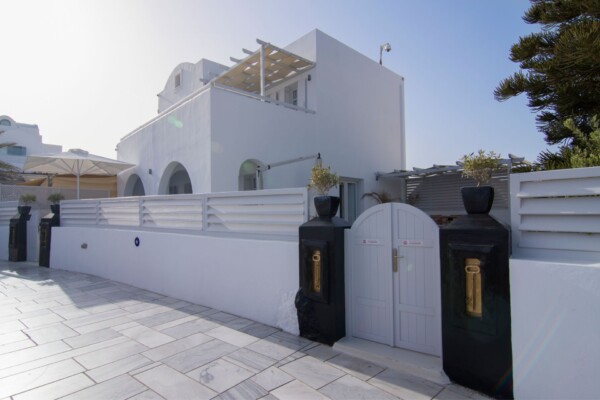 Entrance of Junior Villa in Oia, Secret Hotels' private villa in Santorini